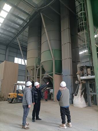 一群人站在建筑外面描述已自动生成