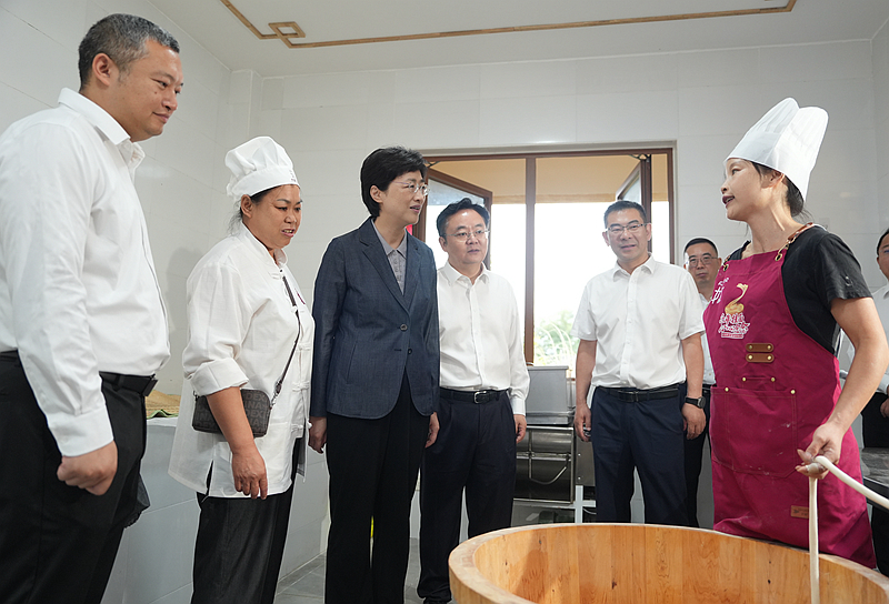 施小琳在德阳市、绵阳市调研时强调保持战略定力 合力攻坚克难扎实推动经济向新向优向好发展「相关图片」 施小琳在德阳市、绵阳市调研时强调保持战略定力 合力攻坚克难扎实推动经济向新向优向好发展「相关图片」